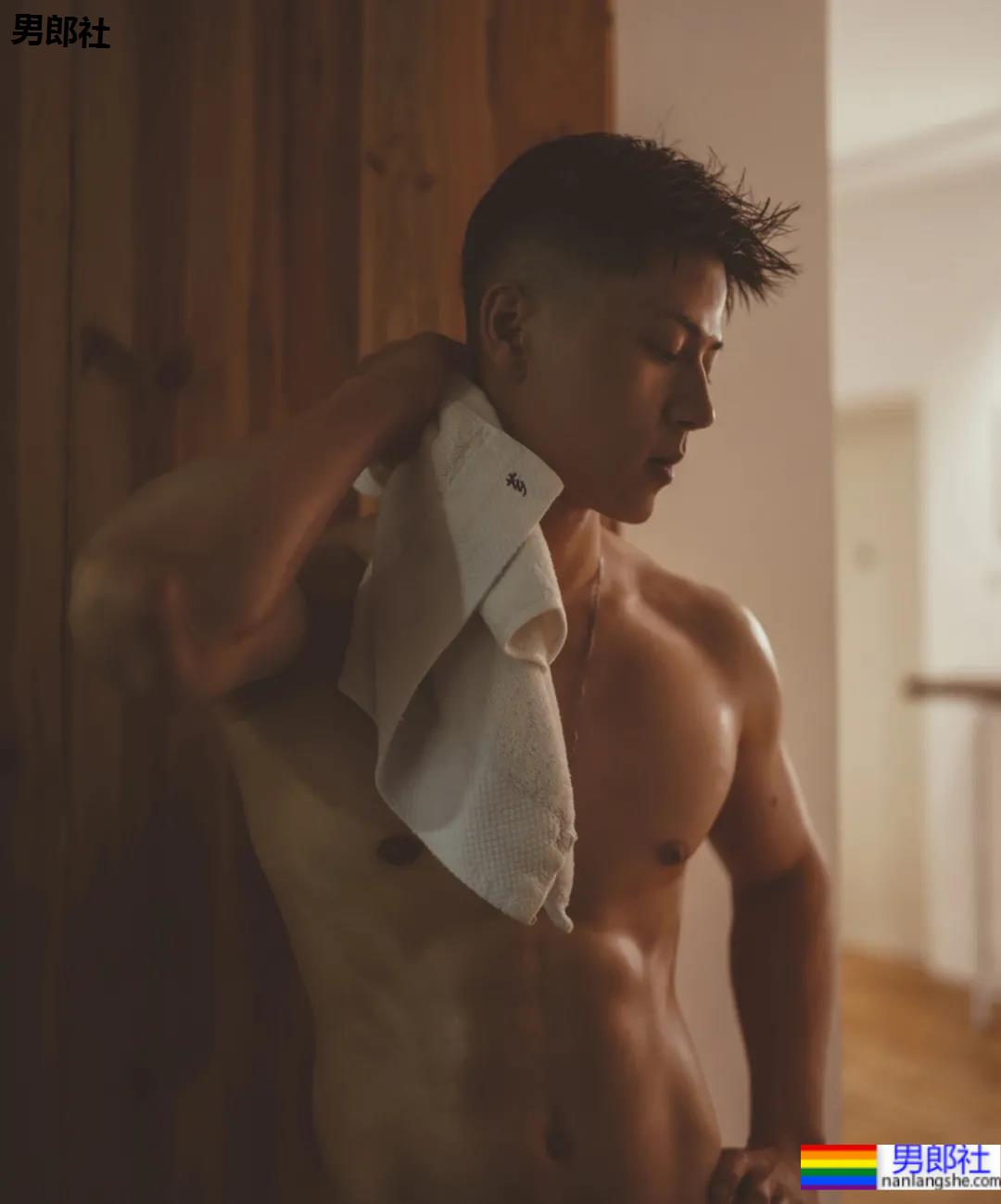 又一枚运动小哥被摄影师挖到扒衣,浴室洗澡太可了 - 51虹马 又一枚运动小哥被摄影师挖到扒衣,浴室洗澡太可了 - 51虹马