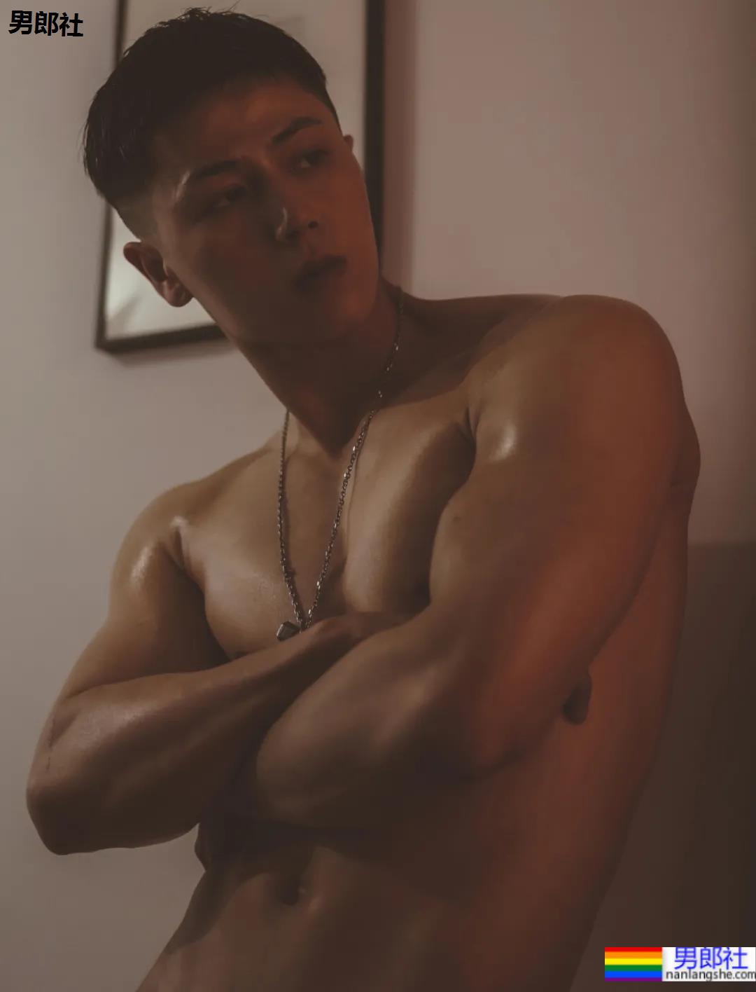 又一枚运动小哥被摄影师挖到扒衣,浴室洗澡太可了 - 51虹马 又一枚运动小哥被摄影师挖到扒衣,浴室洗澡太可了 - 51虹马