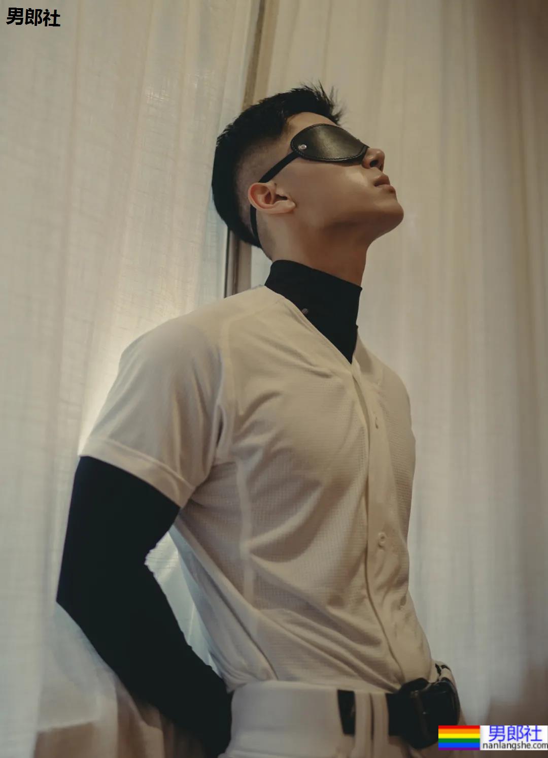 又一枚运动小哥被摄影师挖到扒衣,浴室洗澡太可了 - 51虹马 又一枚运动小哥被摄影师挖到扒衣,浴室洗澡太可了 - 51虹马