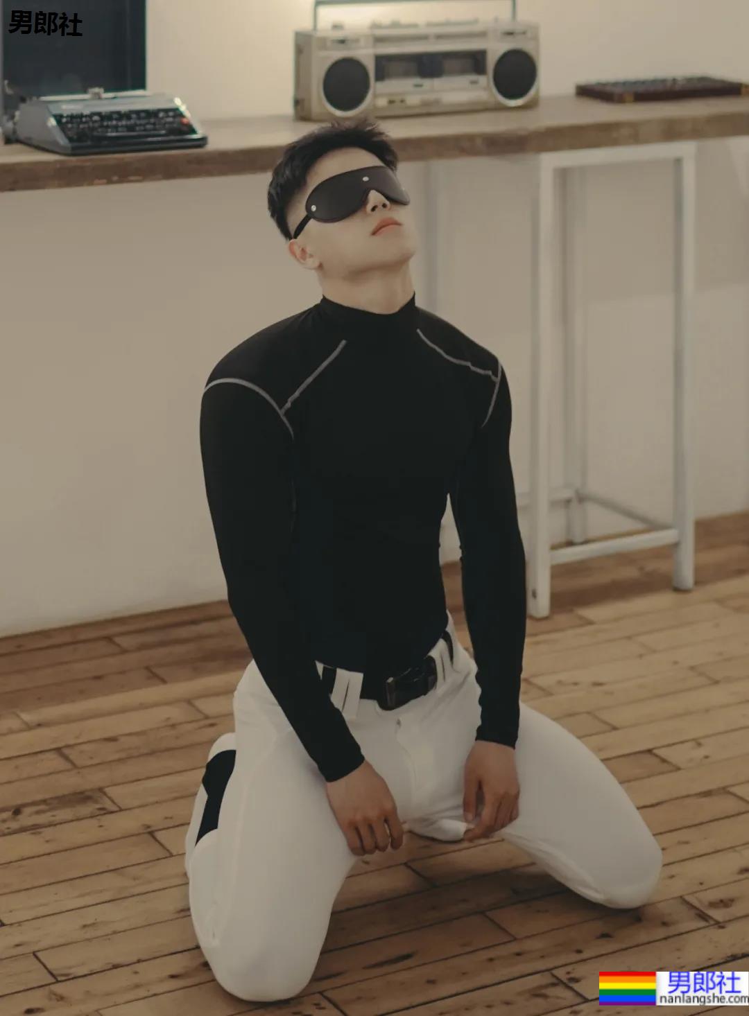 又一枚运动小哥被摄影师挖到扒衣,浴室洗澡太可了 - 51虹马 又一枚运动小哥被摄影师挖到扒衣,浴室洗澡太可了 - 51虹马