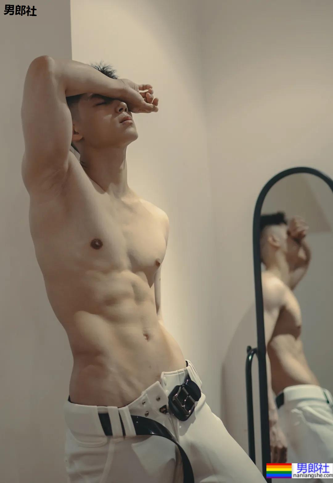 又一枚运动小哥被摄影师挖到扒衣,浴室洗澡太可了 - 51虹马 又一枚运动小哥被摄影师挖到扒衣,浴室洗澡太可了 - 51虹马