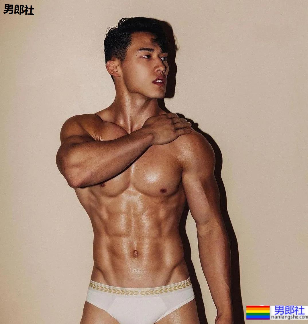 因太大只,健硕亚裔男模上综艺走红! - 51虹马 因太大只,健硕亚裔男模上综艺走红! - 51虹马