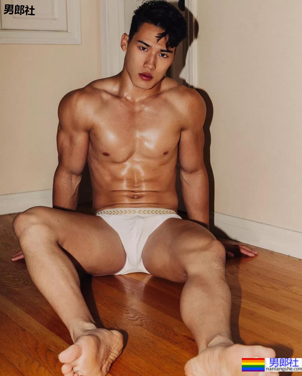 因太大只,健硕亚裔男模上综艺走红! - 51虹马 因太大只,健硕亚裔男模上综艺走红! - 51虹马