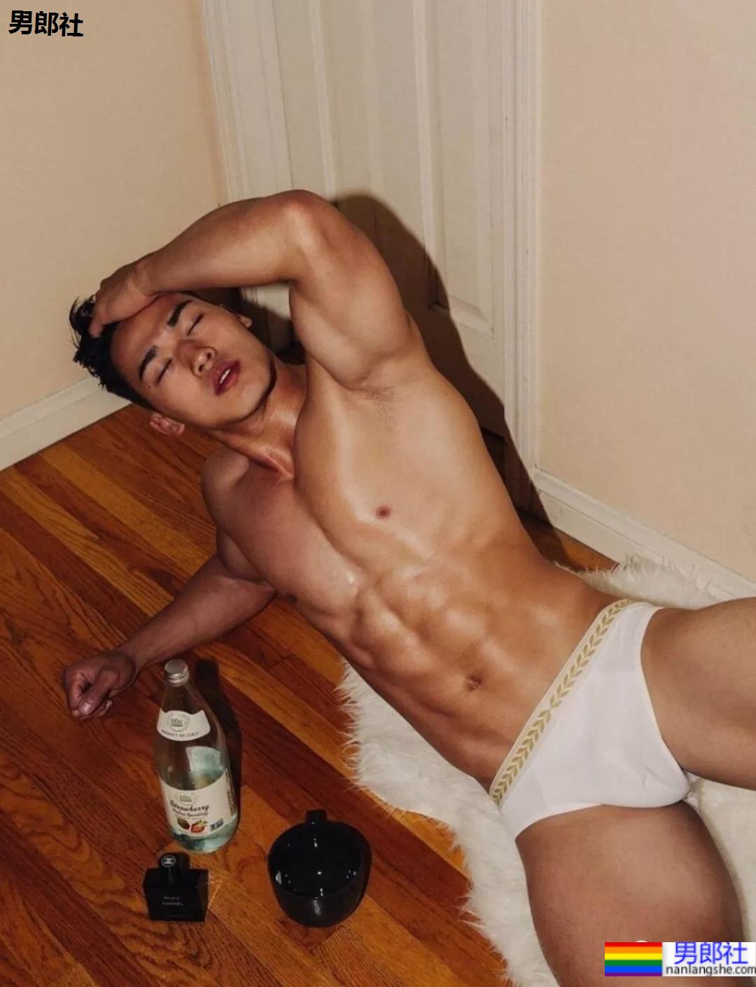 因太大只,健硕亚裔男模上综艺走红! - 51虹马 因太大只,健硕亚裔男模上综艺走红! - 51虹马