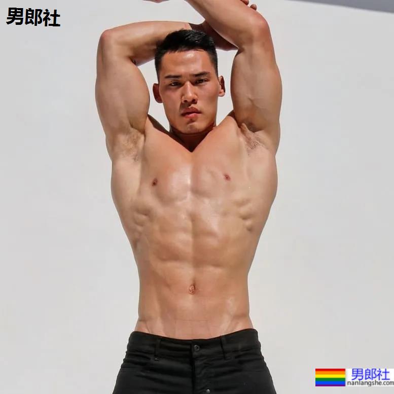 因太大只,健硕亚裔男模上综艺走红! - 51虹马 因太大只,健硕亚裔男模上综艺走红! - 51虹马