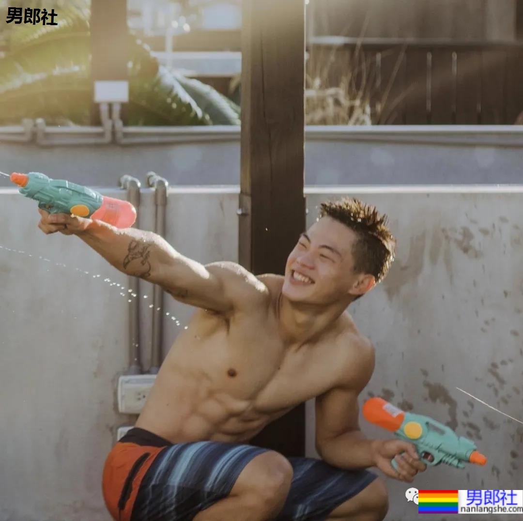 一对柔道体育生CP玩水有多好看？羡慕死了 - 51虹马