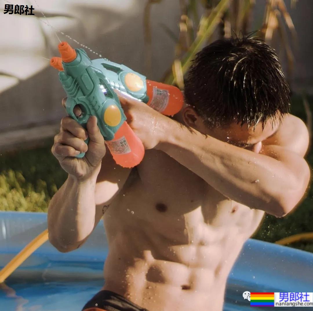 一对柔道体育生CP玩水有多好看？羡慕死了 - 51虹马