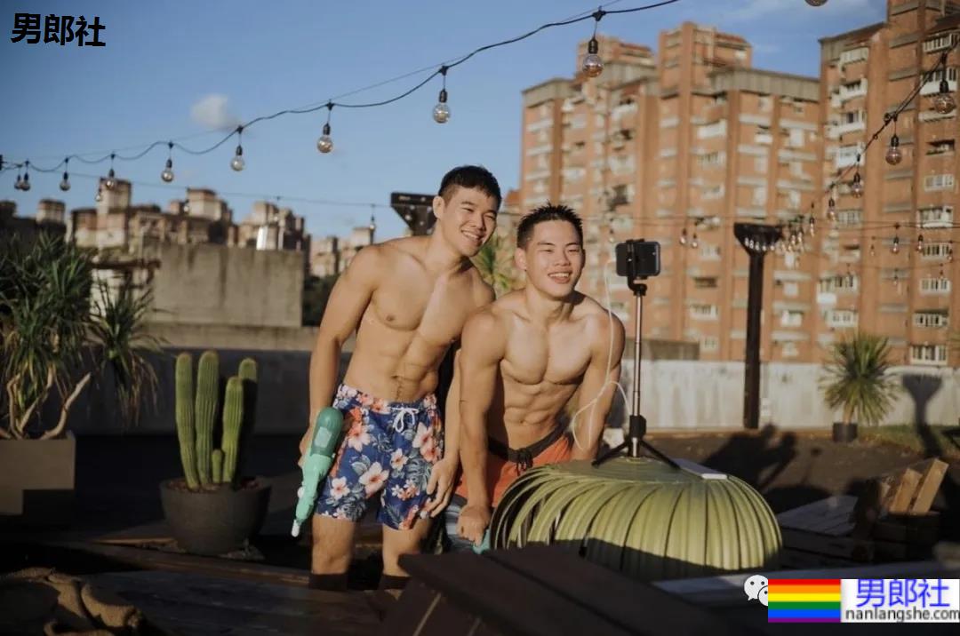 一对柔道体育生CP玩水有多好看？羡慕死了 - 51虹马