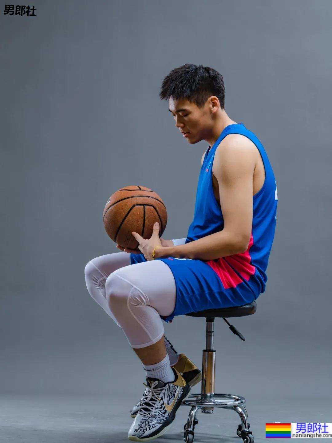 04年举重练习生，02年篮球体育生，这些颜正条顺的运动男孩也太圈粉了！ - 51虹马