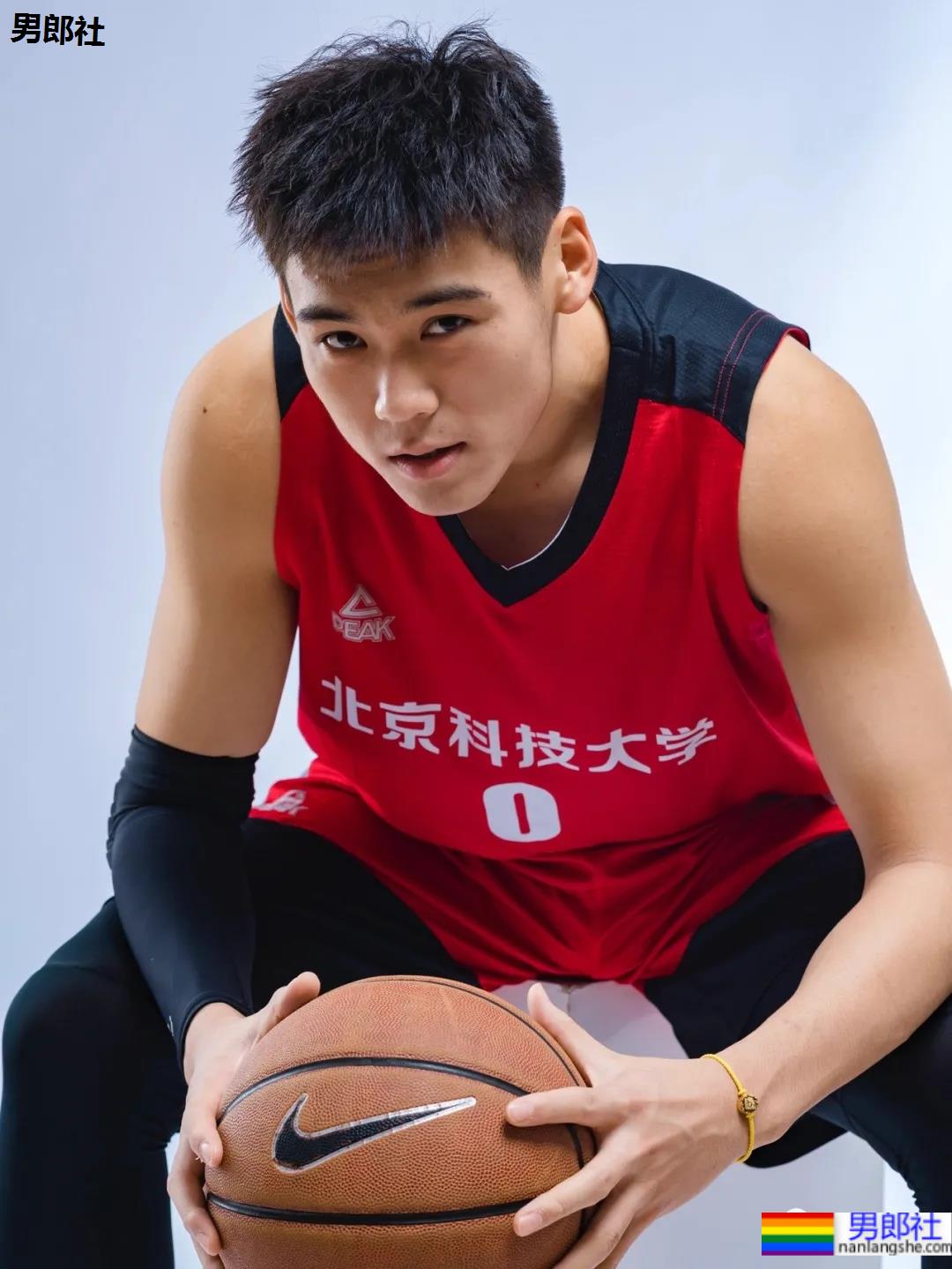 04年举重练习生，02年篮球体育生，这些颜正条顺的运动男孩也太圈粉了！ - 51虹马