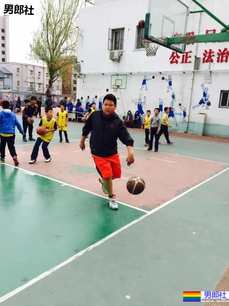 04年举重练习生，02年篮球体育生，这些颜正条顺的运动男孩也太圈粉了！ - 51虹马