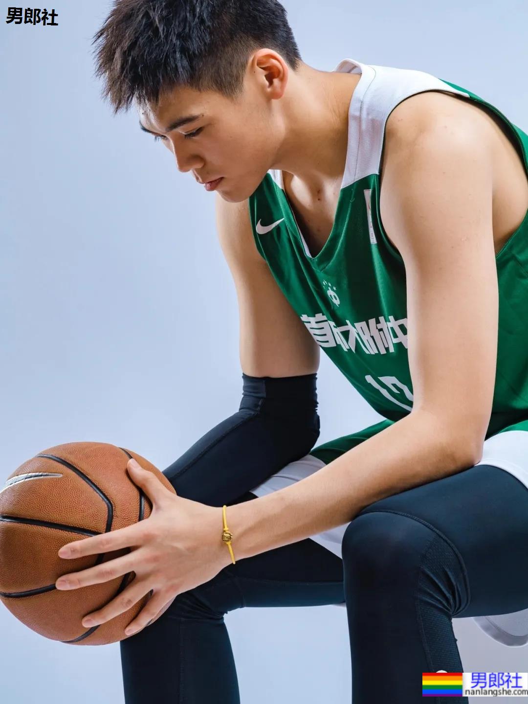 04年举重练习生，02年篮球体育生，这些颜正条顺的运动男孩也太圈粉了！ - 51虹马