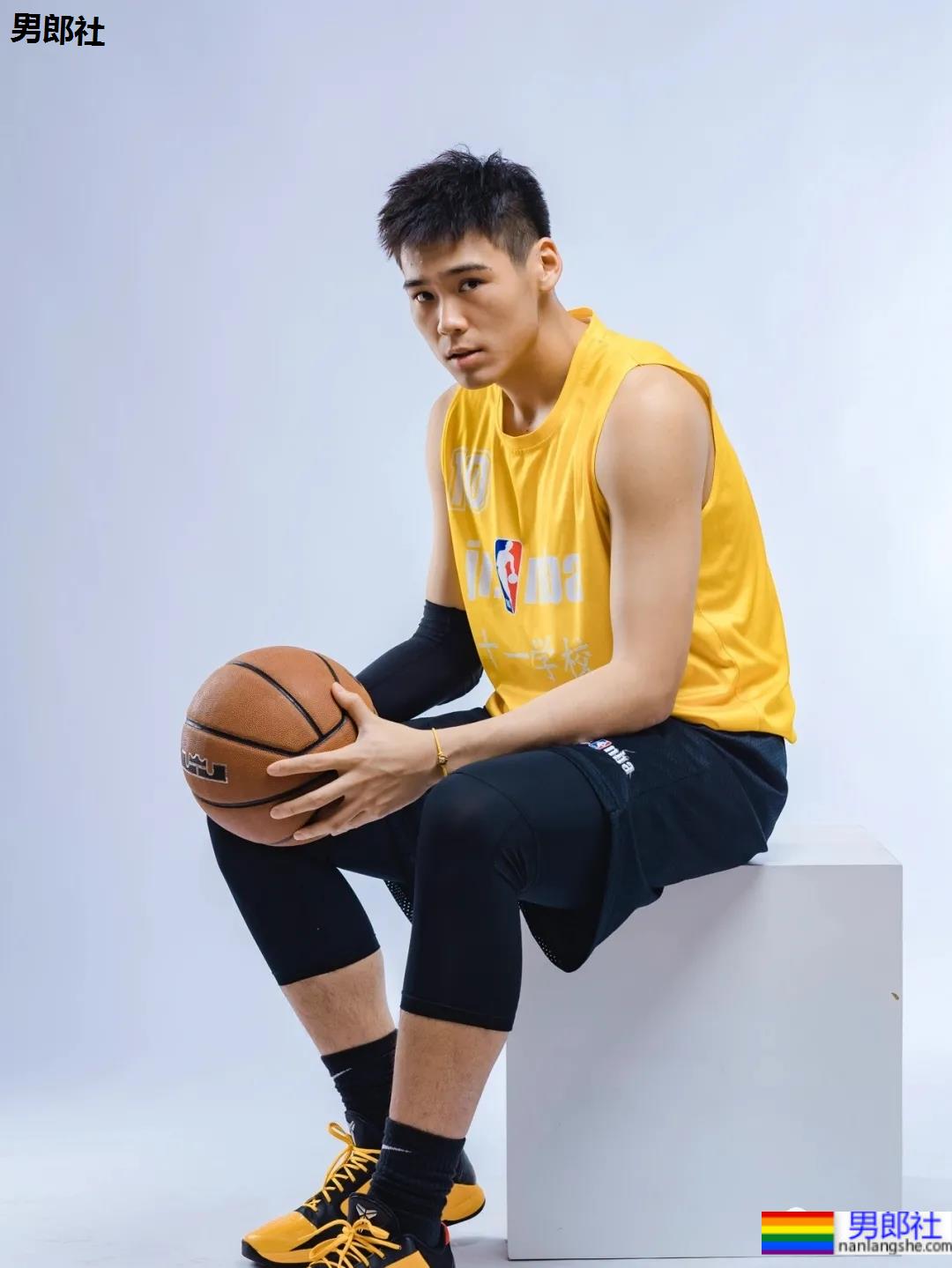 04年举重练习生，02年篮球体育生，这些颜正条顺的运动男孩也太圈粉了！ - 51虹马