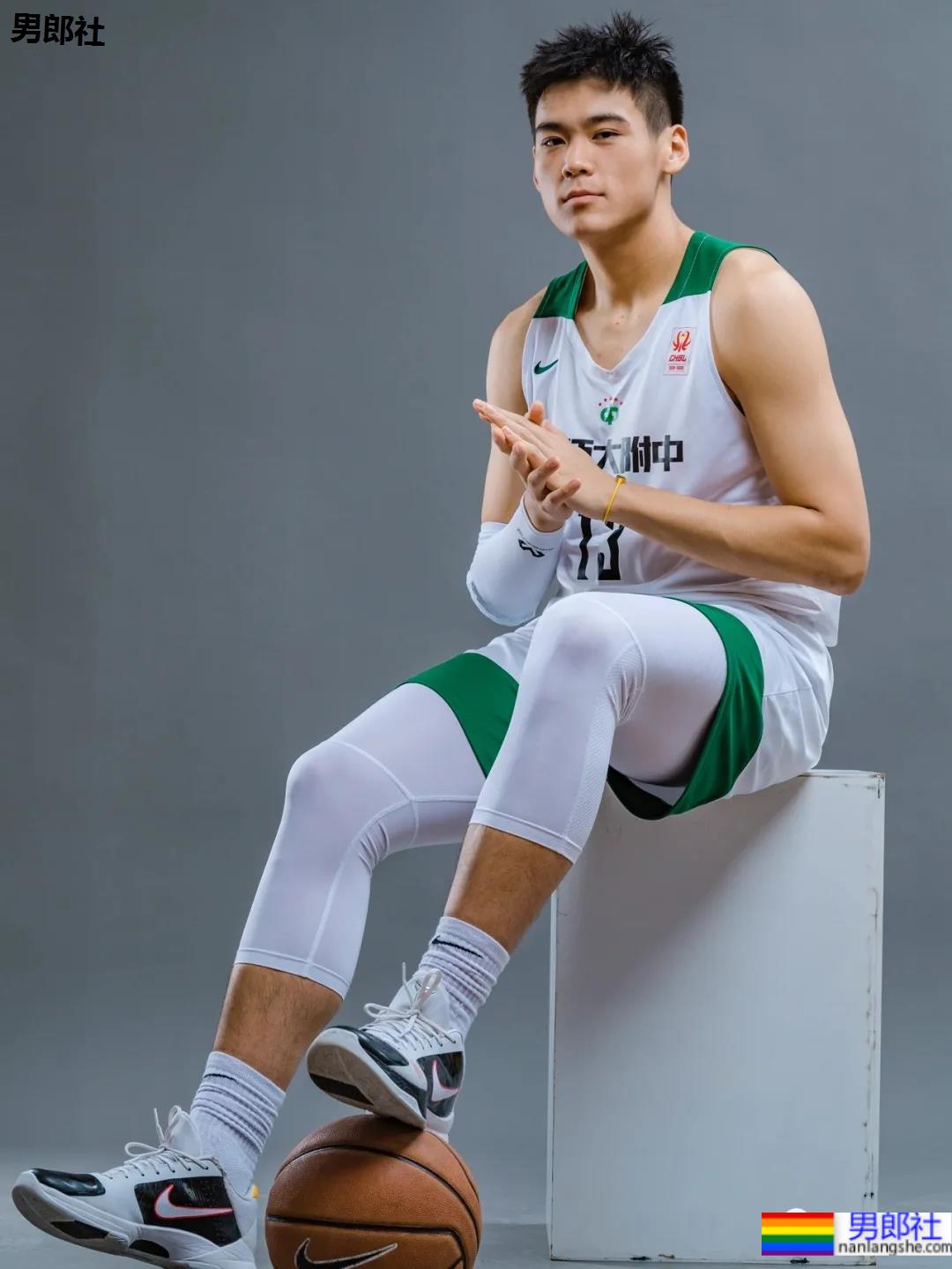 04年举重练习生，02年篮球体育生，这些颜正条顺的运动男孩也太圈粉了！ - 51虹马
