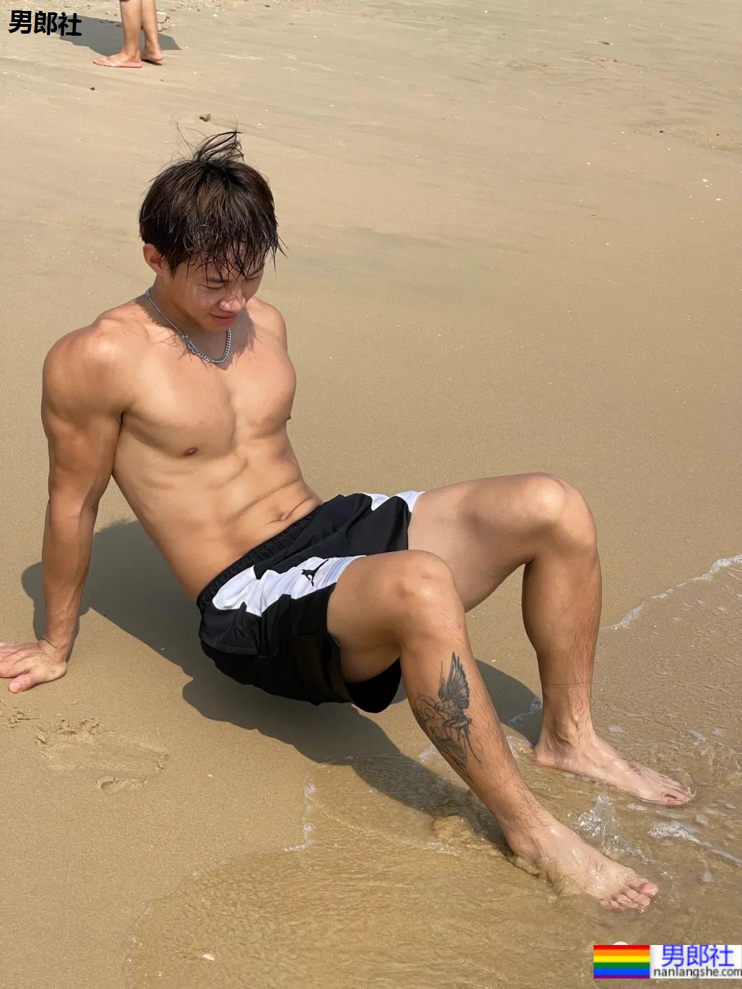 海边抓拍的八块腹肌小狼狗,网友看的都不淡定了!-51虹马