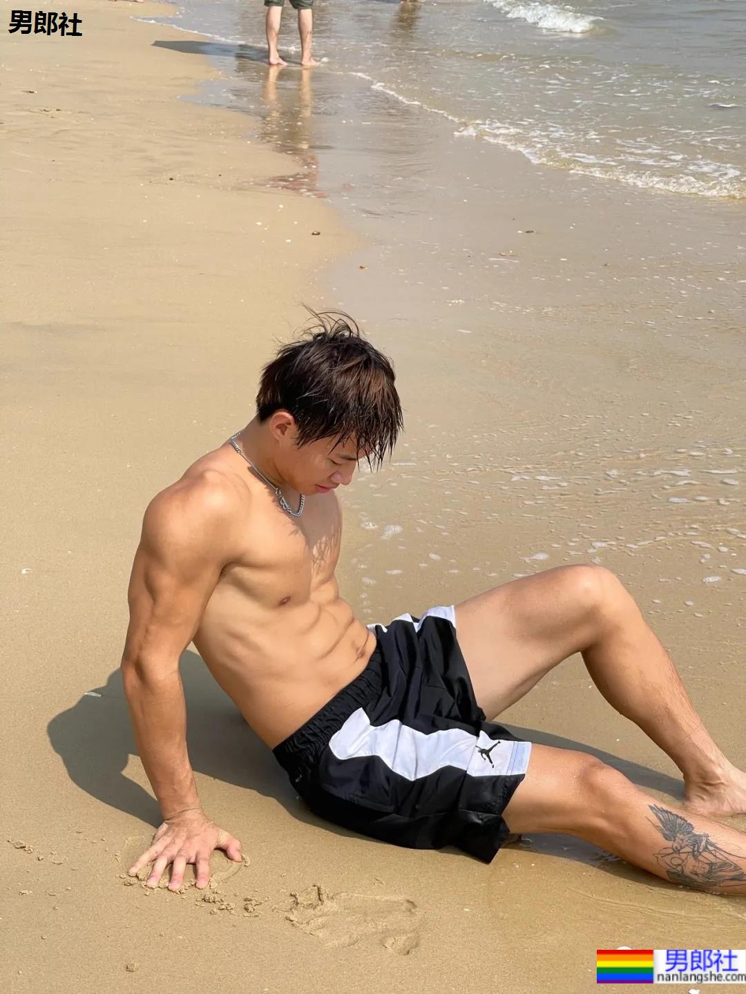 海边抓拍的八块腹肌小狼狗,网友看的都不淡定了! - 51虹马 海边抓拍的八块腹肌小狼狗,网友看的都不淡定了! - 51虹马