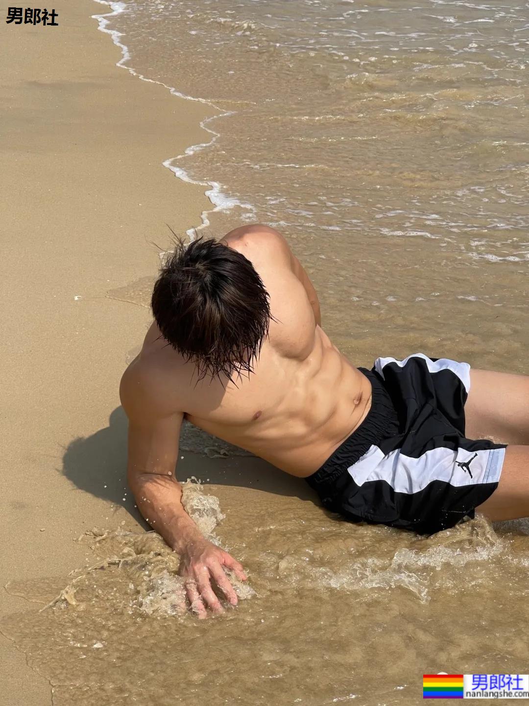 海边抓拍的八块腹肌小狼狗,网友看的都不淡定了! - 51虹马 海边抓拍的八块腹肌小狼狗,网友看的都不淡定了! - 51虹马