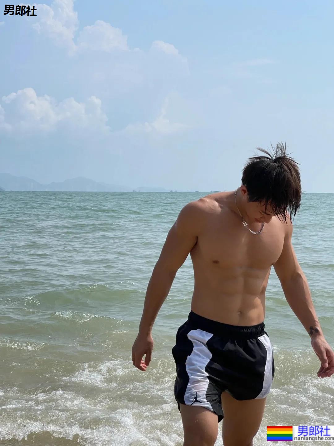 海边抓拍的八块腹肌小狼狗,网友看的都不淡定了! - 51虹马 海边抓拍的八块腹肌小狼狗,网友看的都不淡定了! - 51虹马