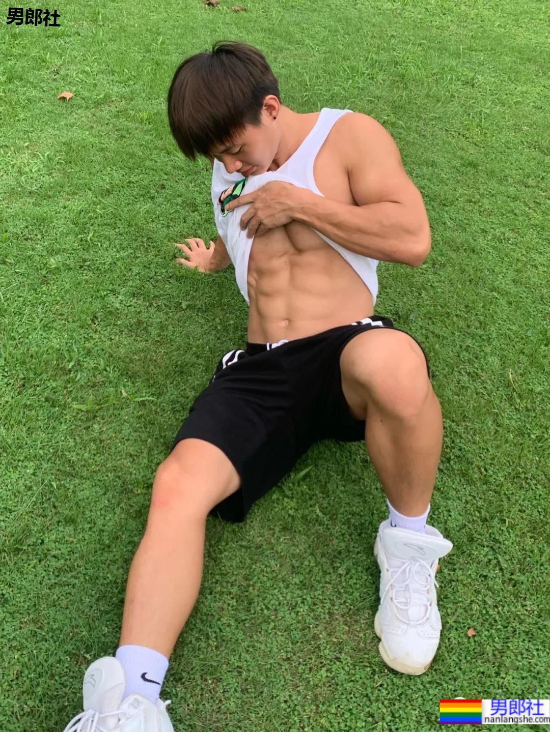 海边抓拍的八块腹肌小狼狗,网友看的都不淡定了! - 51虹马 海边抓拍的八块腹肌小狼狗,网友看的都不淡定了! - 51虹马