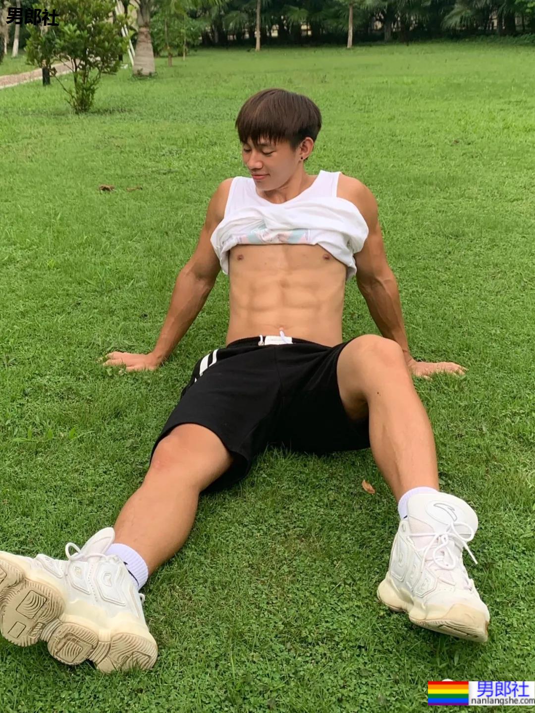 海边抓拍的八块腹肌小狼狗,网友看的都不淡定了! - 51虹马 海边抓拍的八块腹肌小狼狗,网友看的都不淡定了! - 51虹马