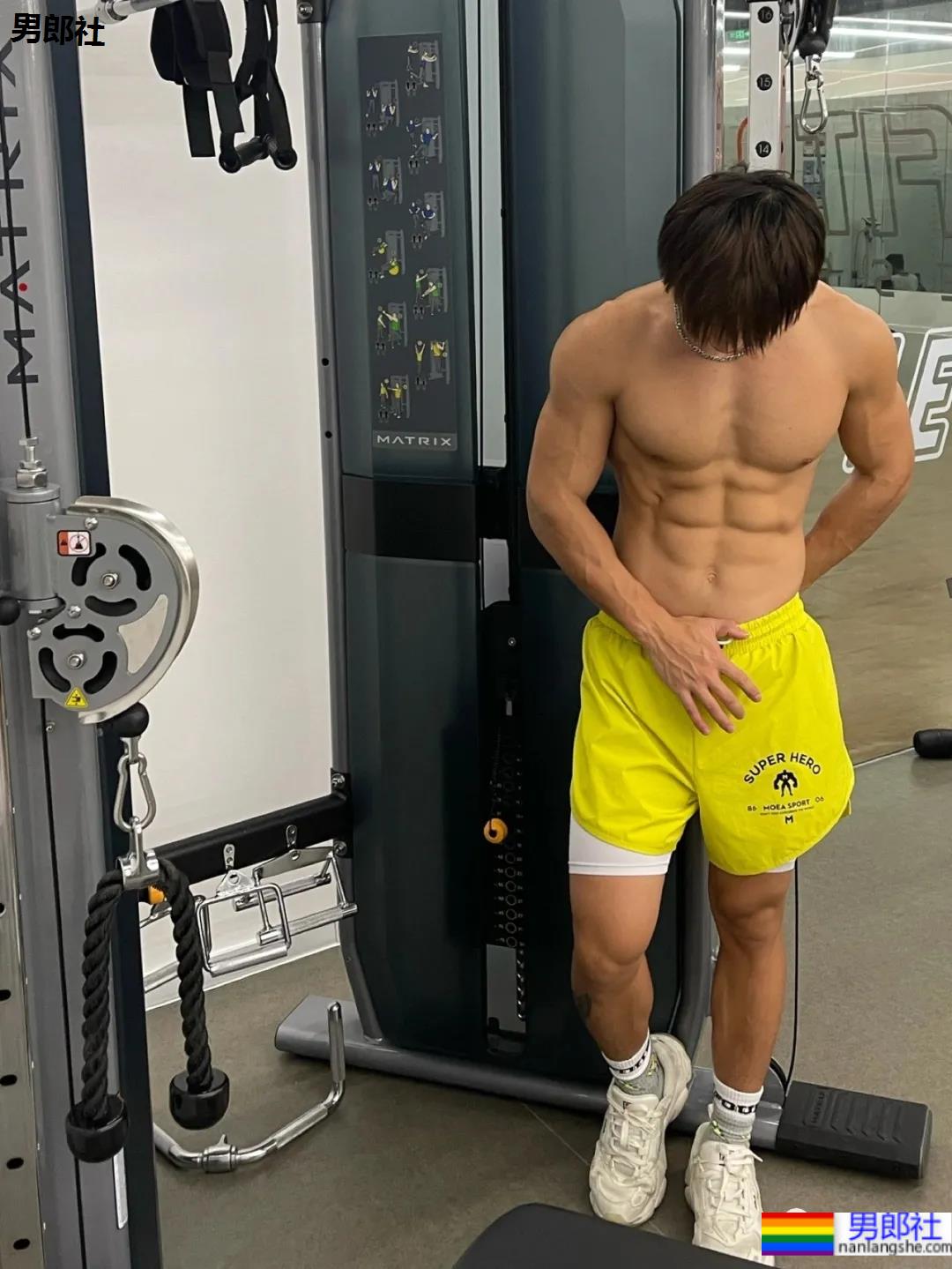 海边抓拍的八块腹肌小狼狗,网友看的都不淡定了! - 51虹马 海边抓拍的八块腹肌小狼狗,网友看的都不淡定了! - 51虹马