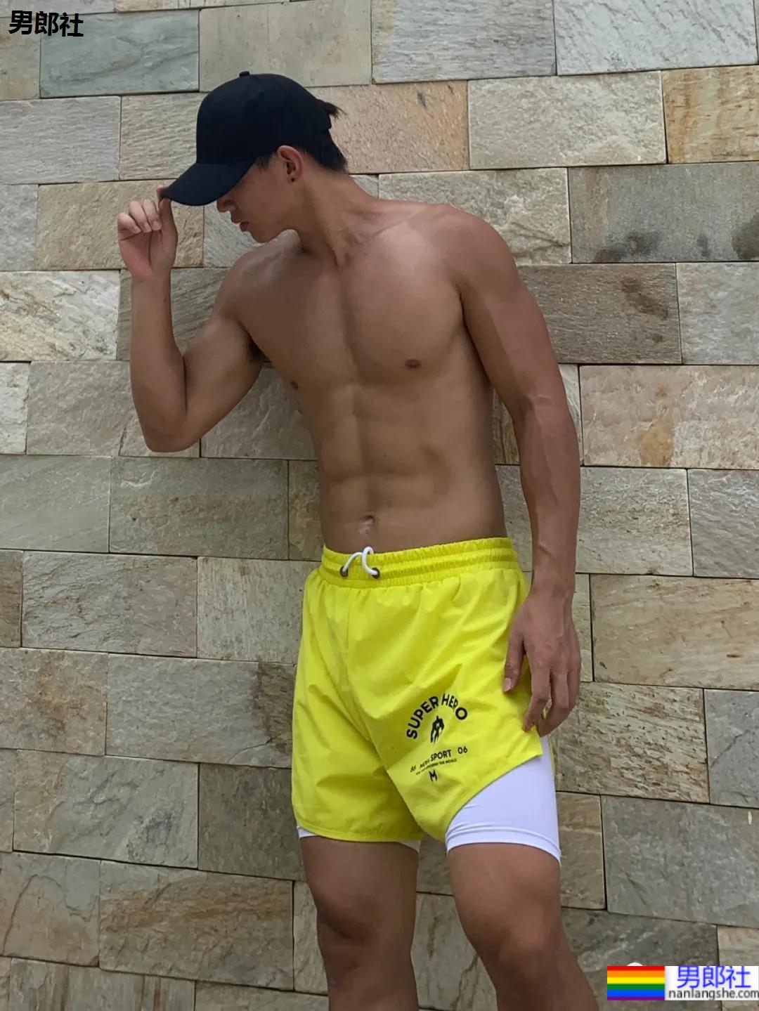 海边抓拍的八块腹肌小狼狗,网友看的都不淡定了! - 51虹马 海边抓拍的八块腹肌小狼狗,网友看的都不淡定了! - 51虹马