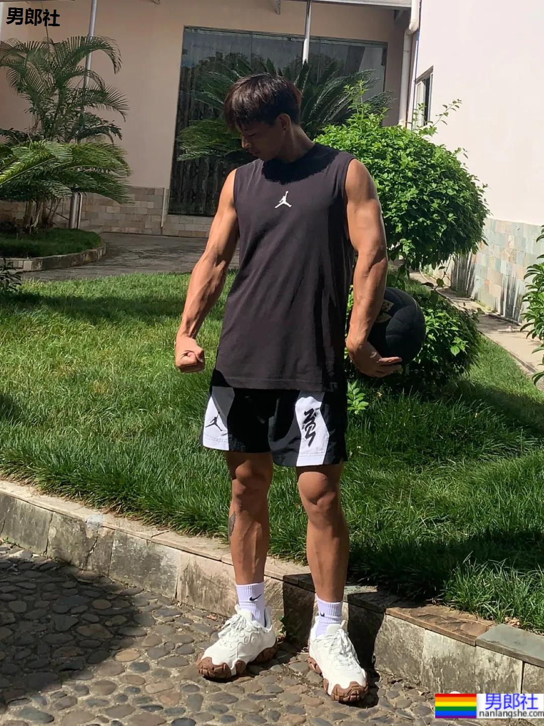 海边抓拍的八块腹肌小狼狗,网友看的都不淡定了! - 51虹马 海边抓拍的八块腹肌小狼狗,网友看的都不淡定了! - 51虹马