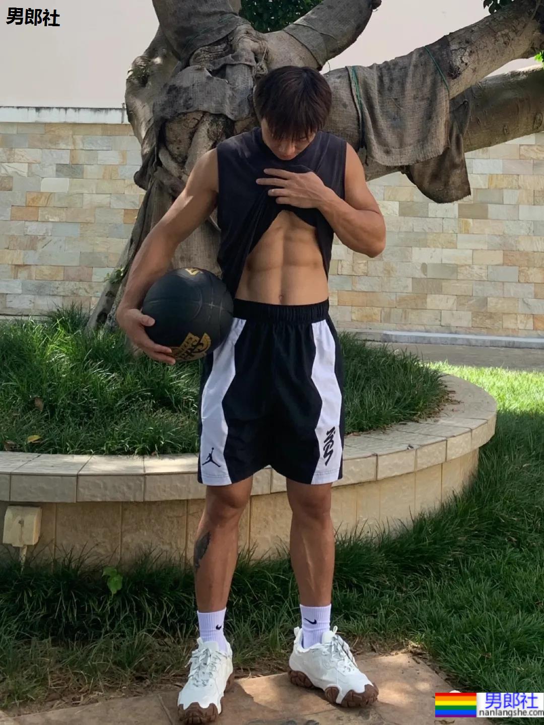 海边抓拍的八块腹肌小狼狗,网友看的都不淡定了! - 51虹马 海边抓拍的八块腹肌小狼狗,网友看的都不淡定了! - 51虹马