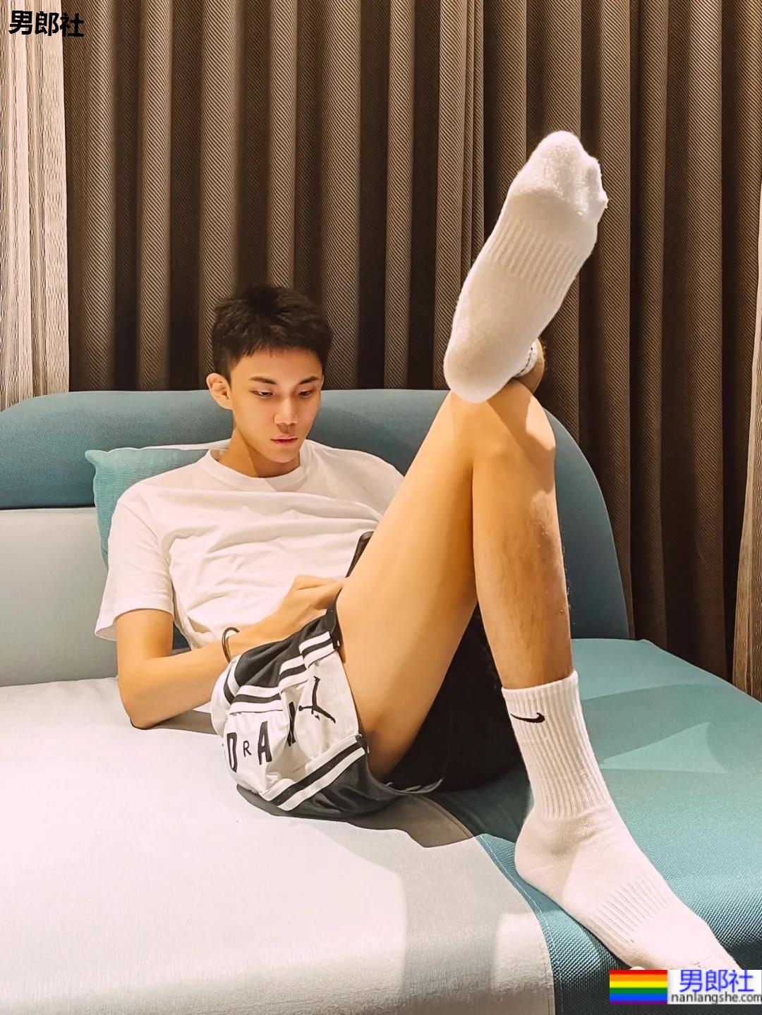 00年大长腿球鞋控少年，太好看了！ - 51虹马