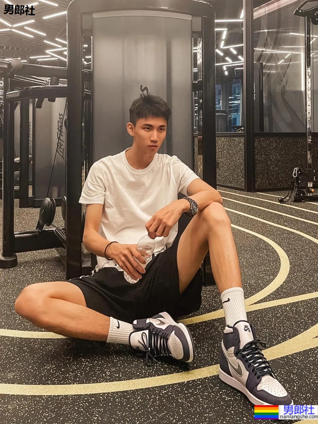 00年大长腿球鞋控少年，太好看了！ - 51虹马