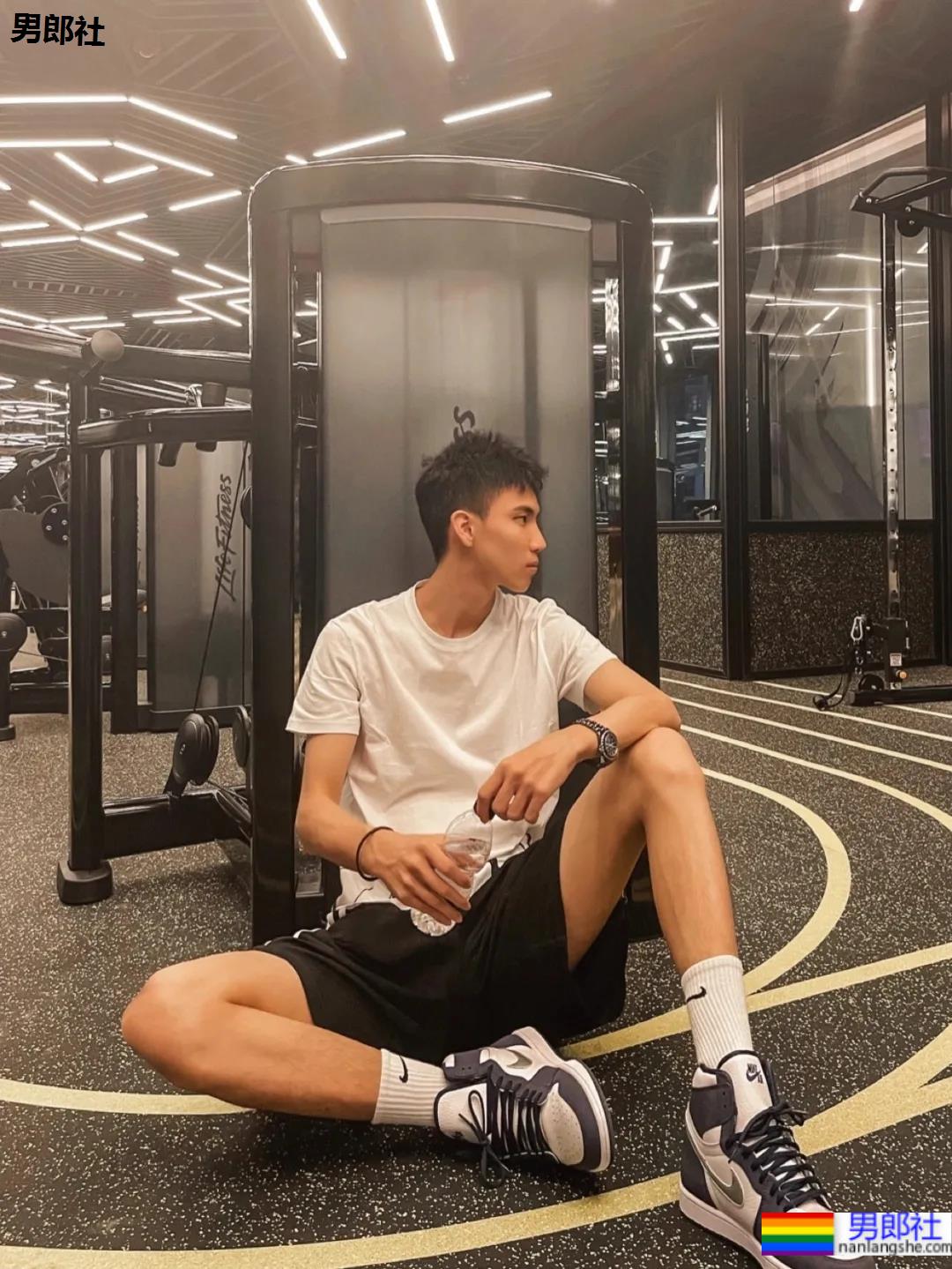 00年大长腿球鞋控少年，太好看了！ - 51虹马