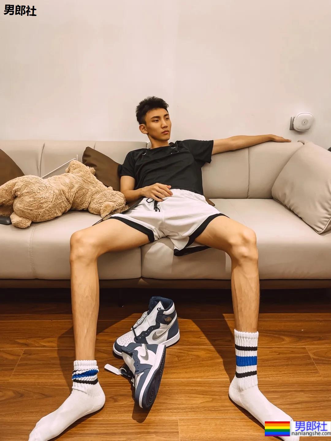 00年大长腿球鞋控少年，太好看了！ - 51虹马