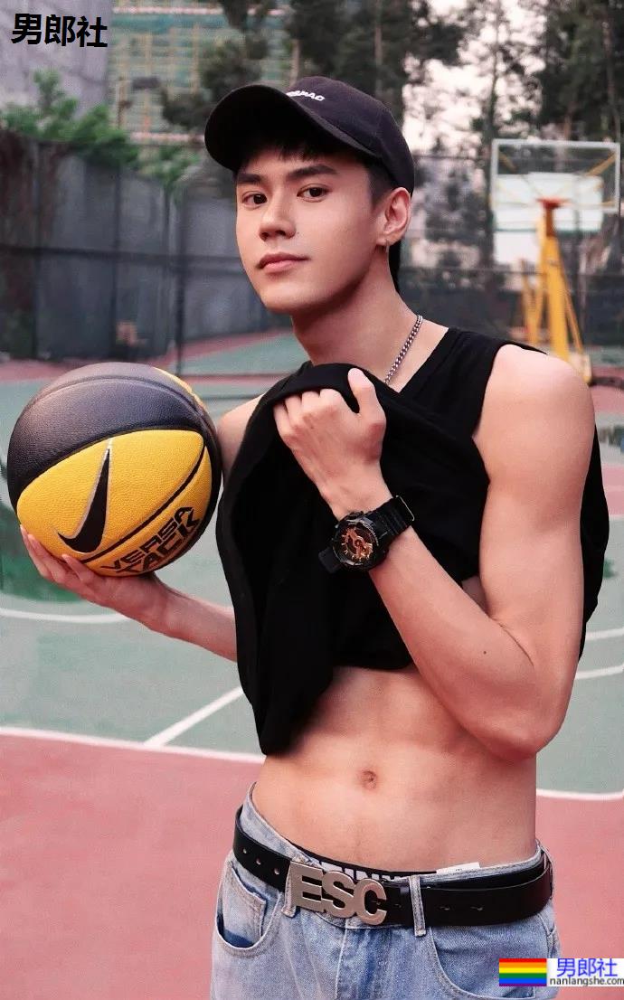 少年感薄肌篮球小哥，很适合做男友!-51虹马