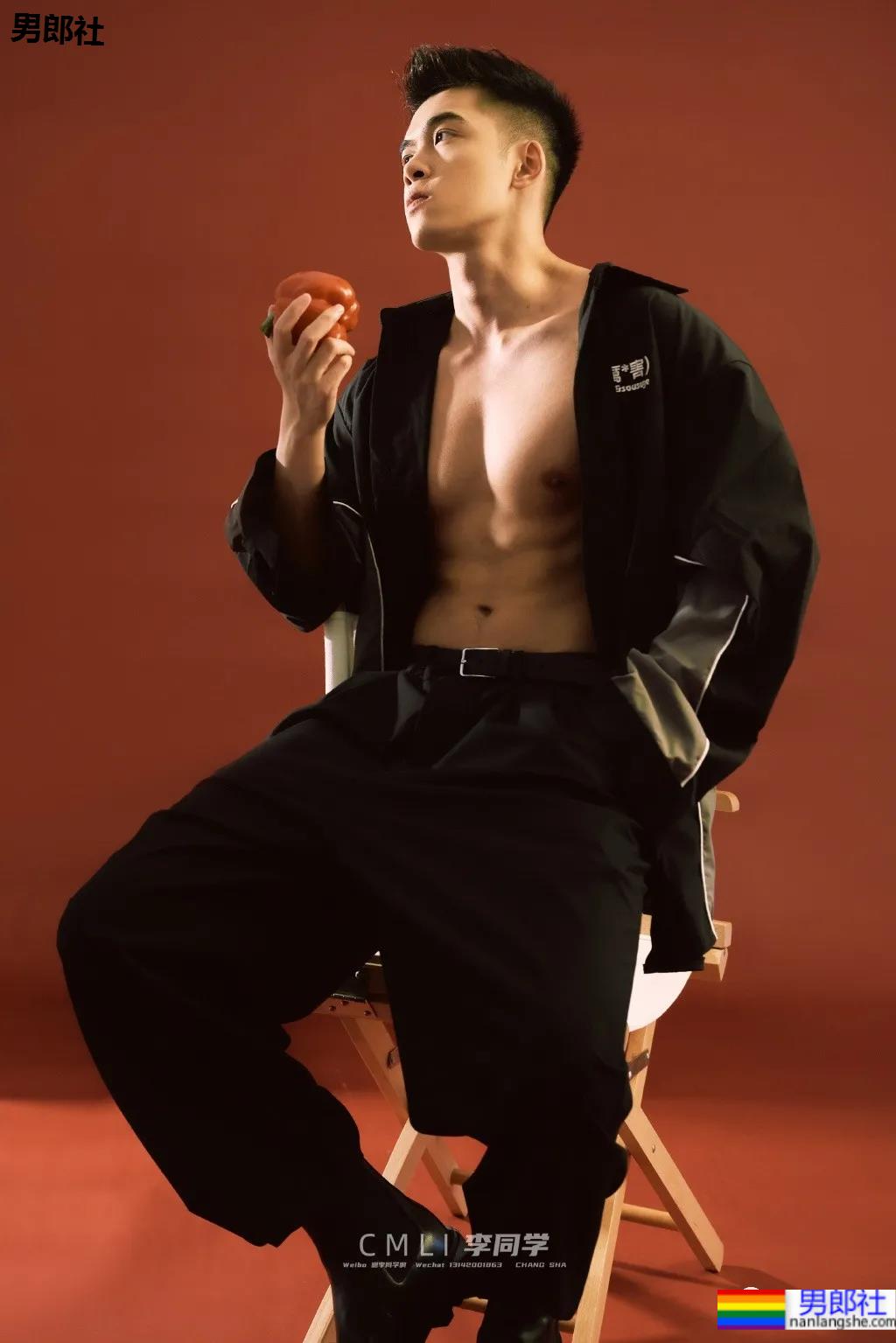 纯愈风肌肉小奶狼曾爆红网络，这颜值身材你爱了吗?-51虹马