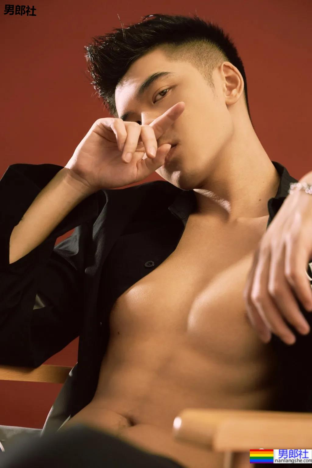 纯愈风肌肉小奶狼曾爆红网络,这颜值身材你爱了吗? - 51虹马 纯愈风肌肉小奶狼曾爆红网络,这颜值身材你爱了吗? - 51虹马