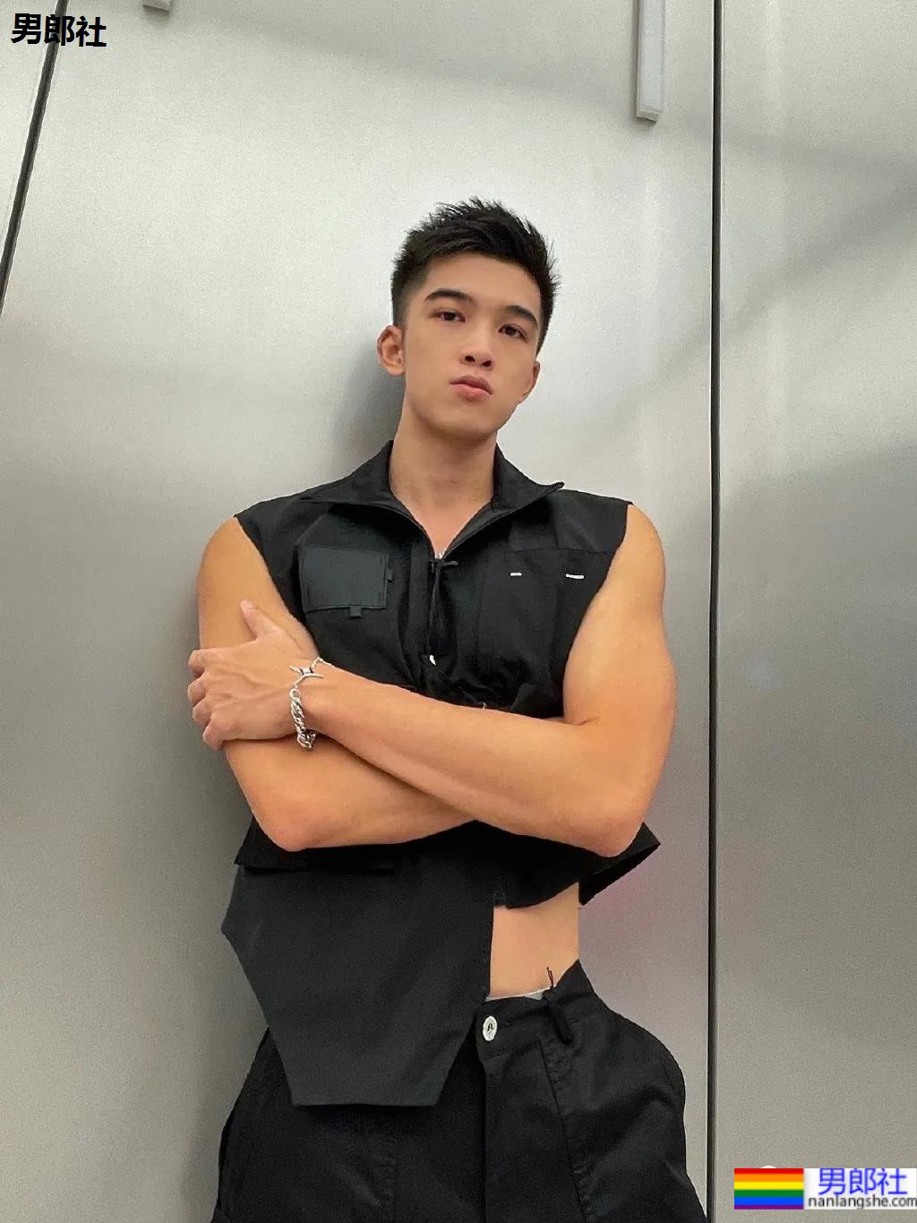 纯愈风肌肉小奶狼曾爆红网络,这颜值身材你爱了吗? - 51虹马 纯愈风肌肉小奶狼曾爆红网络,这颜值身材你爱了吗? - 51虹马