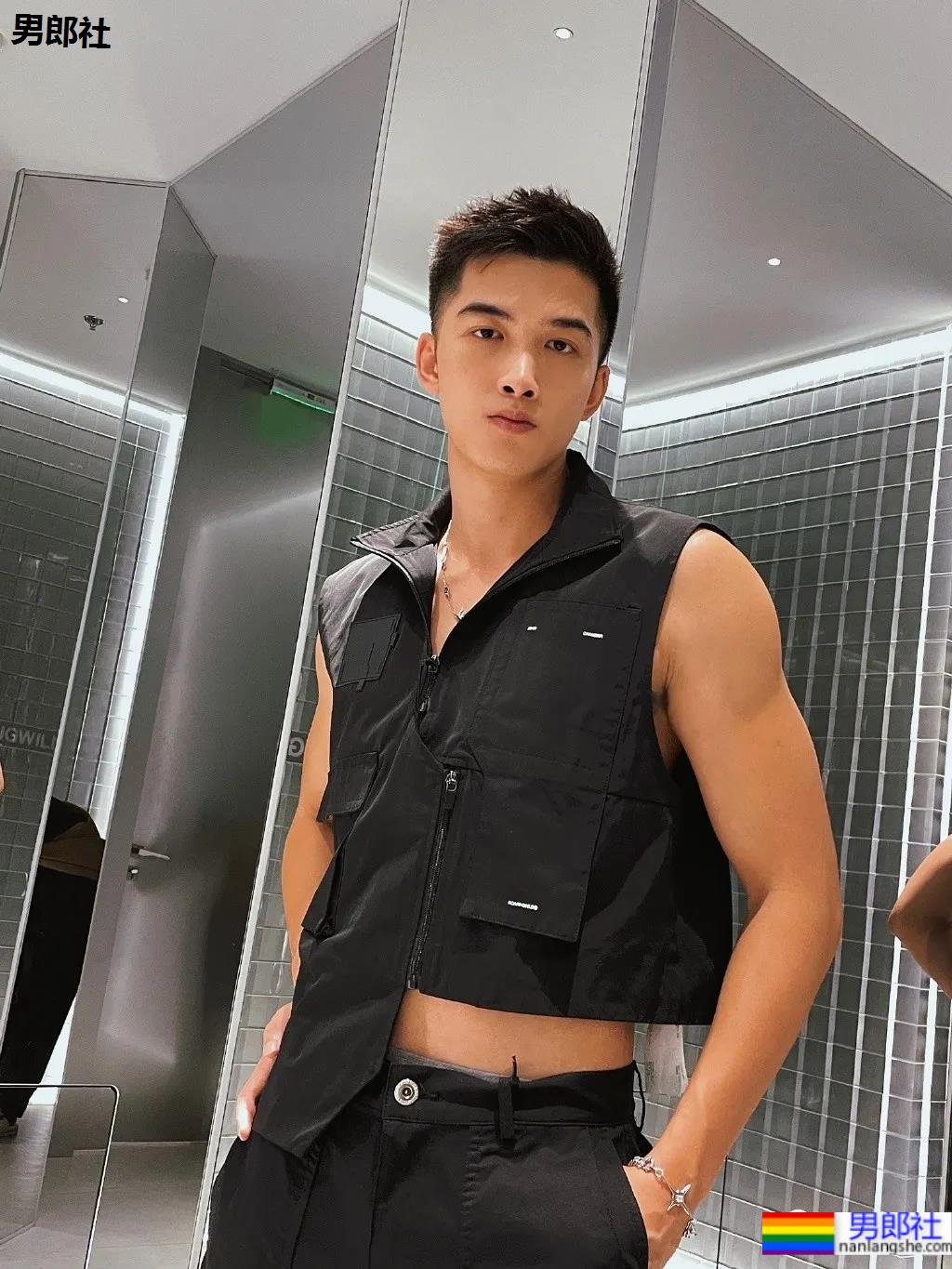 纯愈风肌肉小奶狼曾爆红网络,这颜值身材你爱了吗? - 51虹马 纯愈风肌肉小奶狼曾爆红网络,这颜值身材你爱了吗? - 51虹马