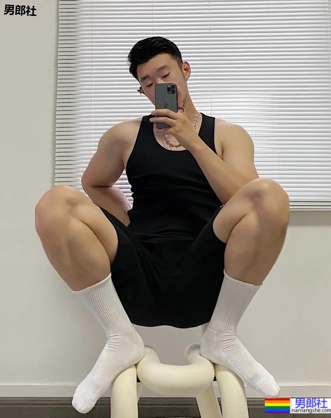 这188CM壮壮小哥的背心有点意思 - 51虹马 这188CM壮壮小哥的背心有点意思 - 51虹马