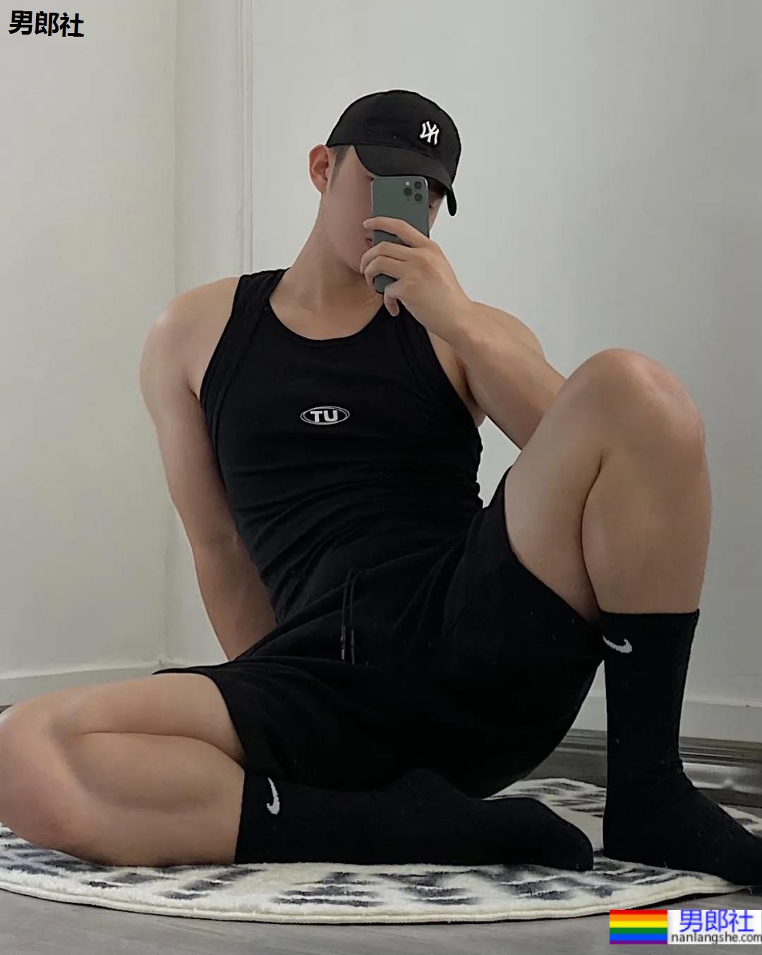 这188CM壮壮小哥的背心有点意思 - 51虹马 这188CM壮壮小哥的背心有点意思 - 51虹马