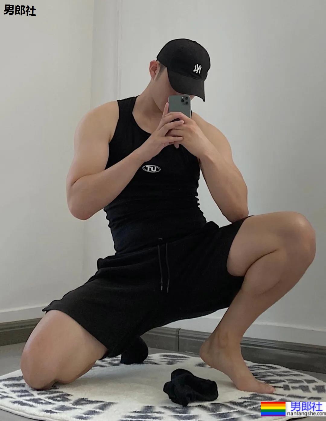 这188CM壮壮小哥的背心有点意思 - 51虹马 这188CM壮壮小哥的背心有点意思 - 51虹马