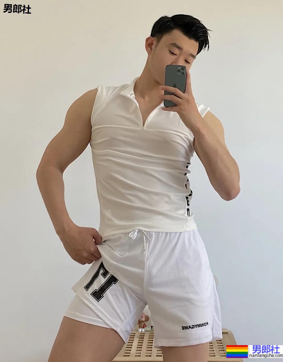 这188CM壮壮小哥的背心有点意思 - 51虹马 这188CM壮壮小哥的背心有点意思 - 51虹马