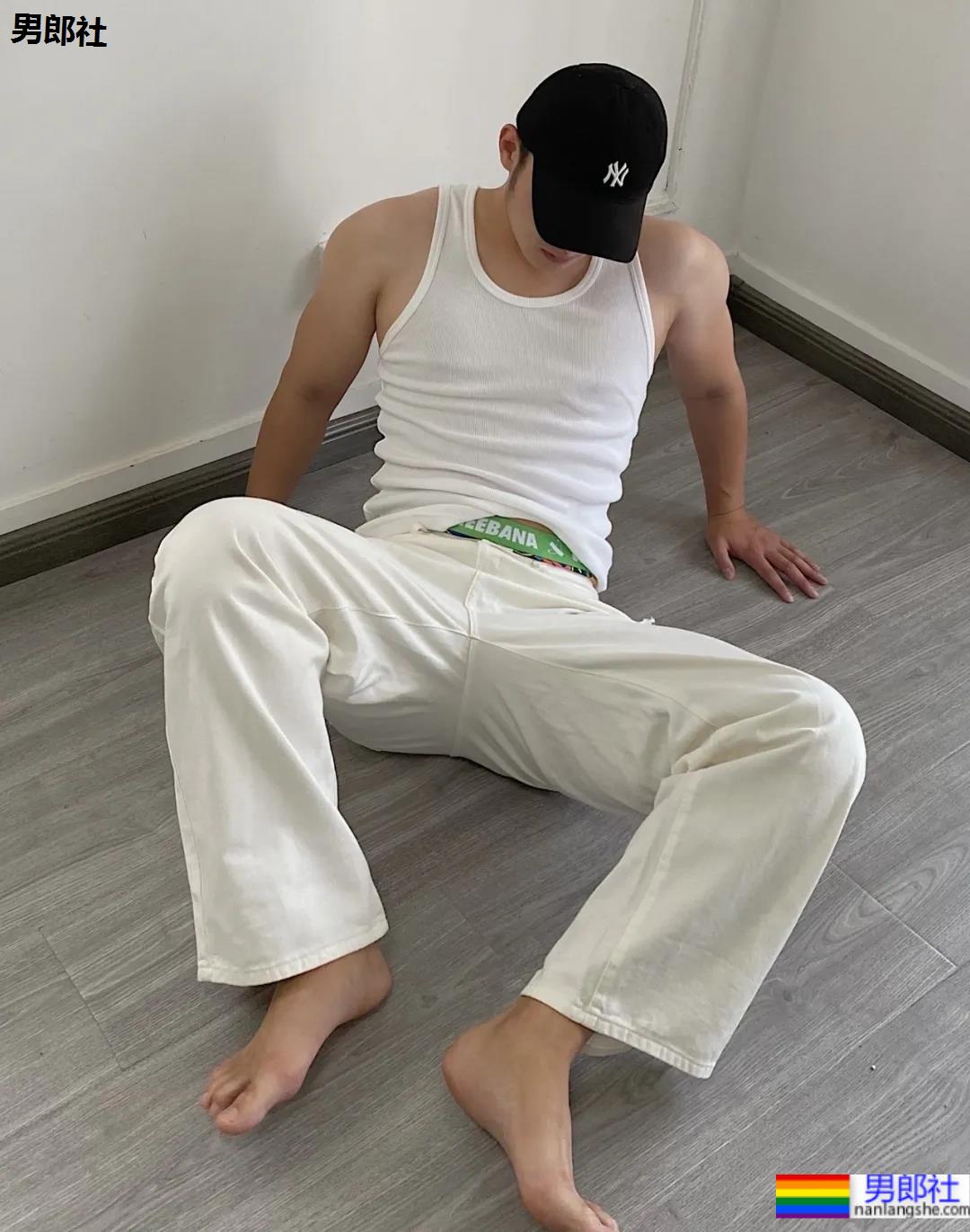 这188CM壮壮小哥的背心有点意思 - 51虹马 这188CM壮壮小哥的背心有点意思 - 51虹马