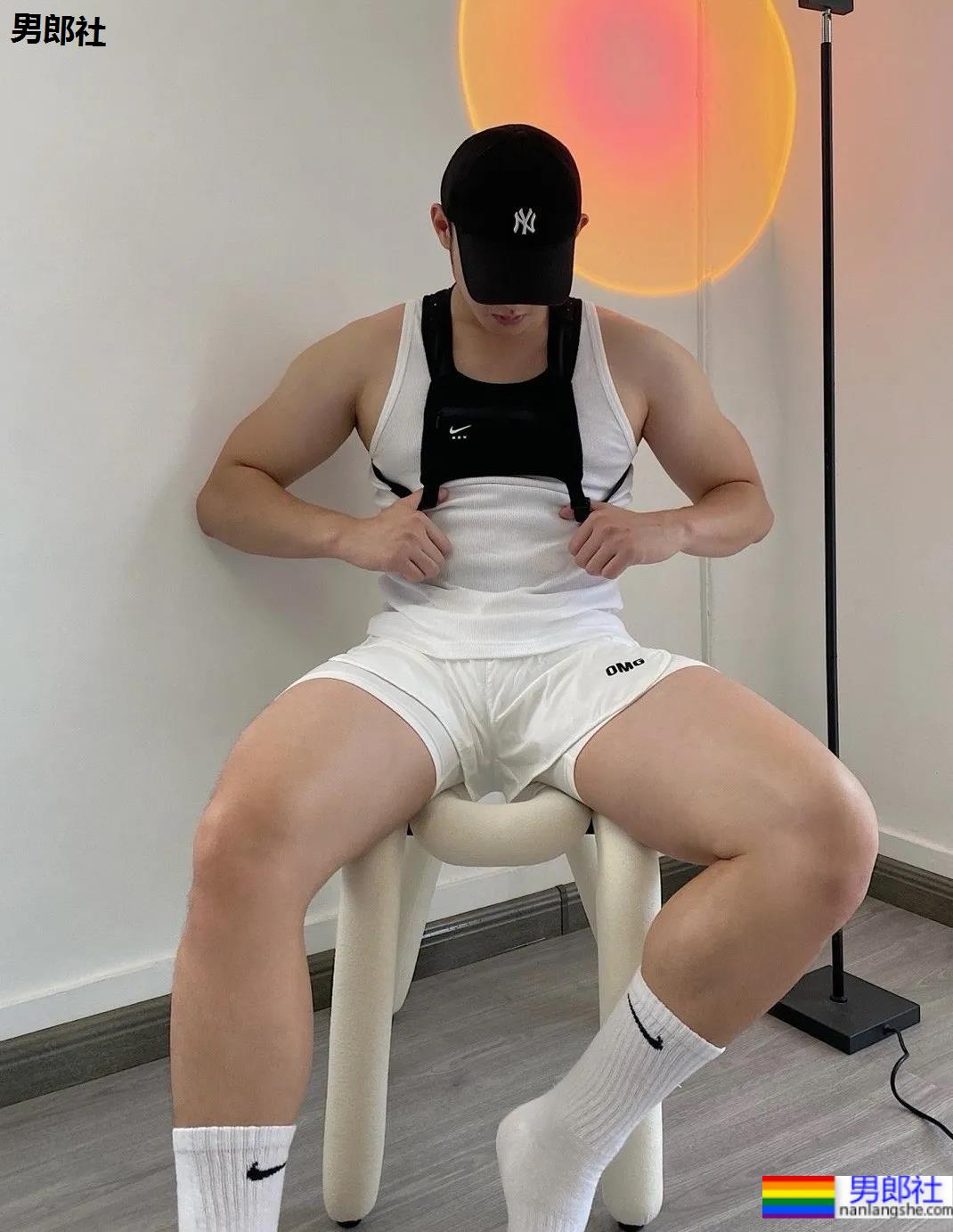 这188CM壮壮小哥的背心有点意思 - 51虹马 这188CM壮壮小哥的背心有点意思 - 51虹马