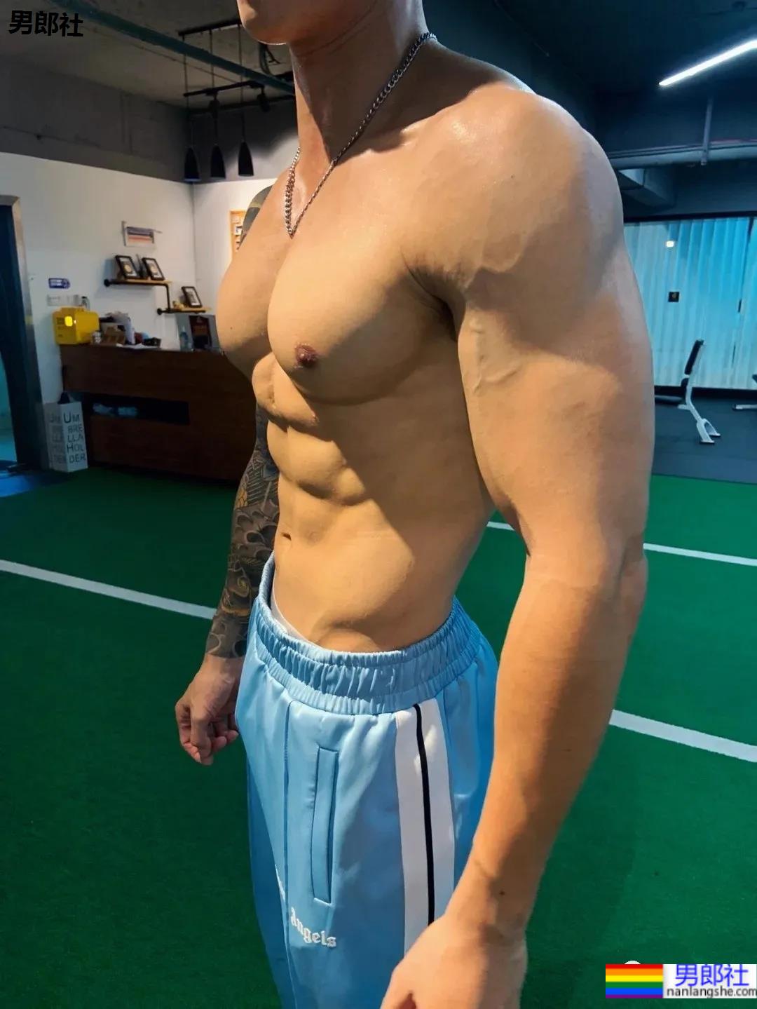 186CM厦门肌肉私教穿校裤自拍火了,大长腿腱子肉身材,看过的都馋了! - 51虹马 186CM厦门肌肉私教穿校裤自拍火了,大长腿腱子肉身材,看过的都馋了! - 51虹马