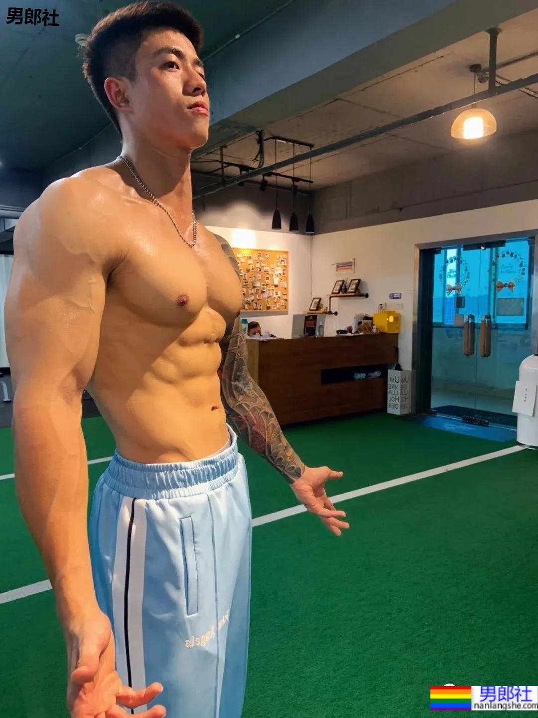 186CM厦门肌肉私教穿校裤自拍火了,大长腿腱子肉身材,看过的都馋了! - 51虹马 186CM厦门肌肉私教穿校裤自拍火了,大长腿腱子肉身材,看过的都馋了! - 51虹马