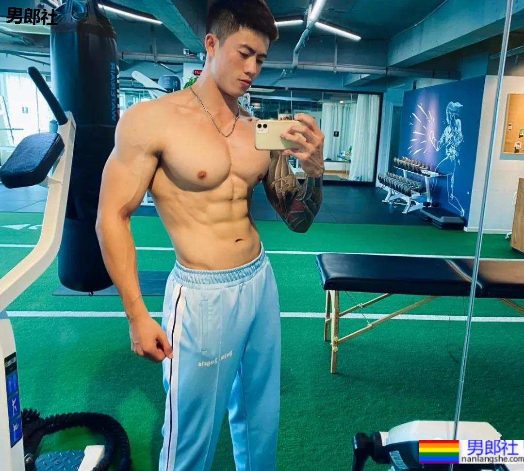 186CM厦门肌肉私教穿校裤自拍火了,大长腿腱子肉身材,看过的都馋了! - 51虹马 186CM厦门肌肉私教穿校裤自拍火了,大长腿腱子肉身材,看过的都馋了! - 51虹马