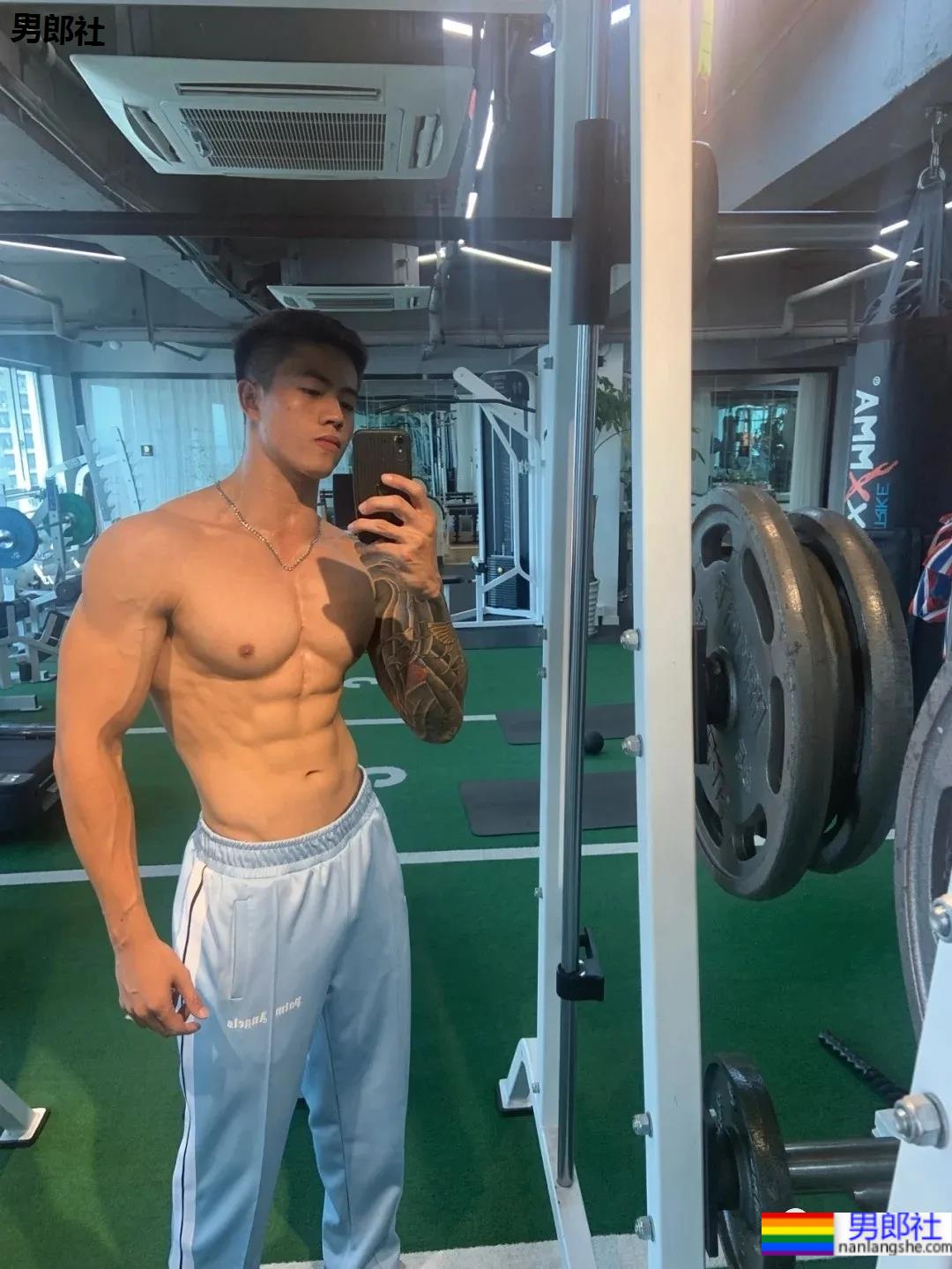 186CM厦门肌肉私教穿校裤自拍火了,大长腿腱子肉身材,看过的都馋了! - 51虹马 186CM厦门肌肉私教穿校裤自拍火了,大长腿腱子肉身材,看过的都馋了! - 51虹马