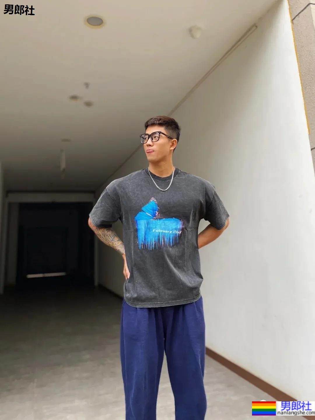 186CM厦门肌肉私教穿校裤自拍火了,大长腿腱子肉身材,看过的都馋了! - 51虹马 186CM厦门肌肉私教穿校裤自拍火了,大长腿腱子肉身材,看过的都馋了! - 51虹马