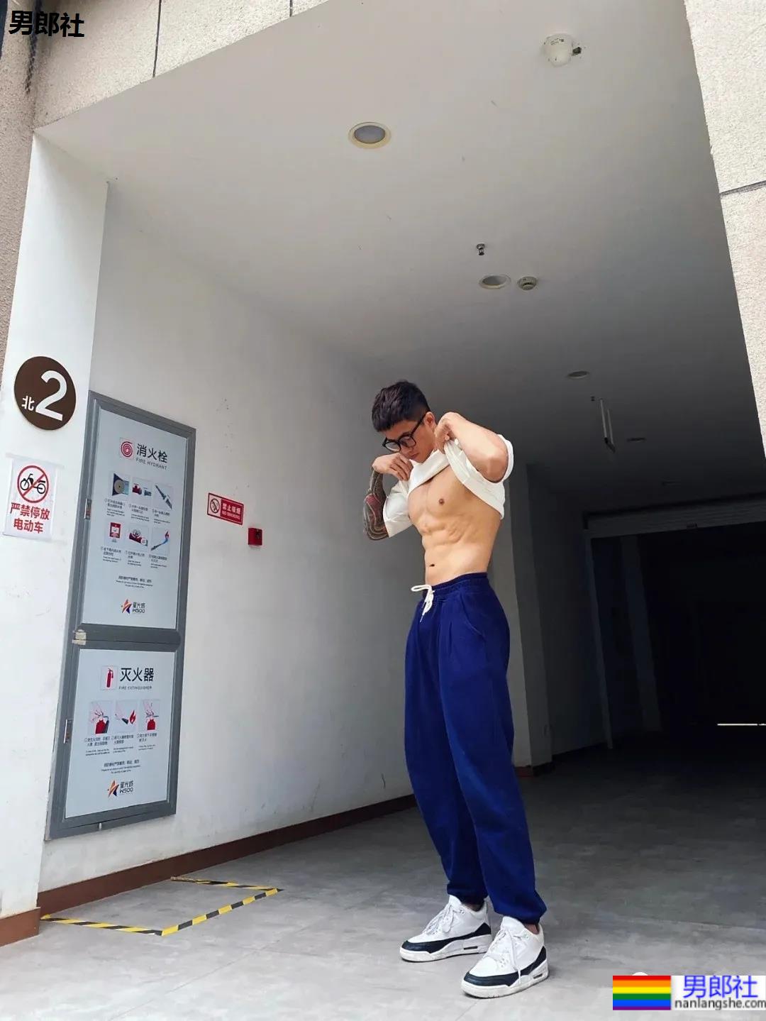 186CM厦门肌肉私教穿校裤自拍火了,大长腿腱子肉身材,看过的都馋了! - 51虹马 186CM厦门肌肉私教穿校裤自拍火了,大长腿腱子肉身材,看过的都馋了! - 51虹马