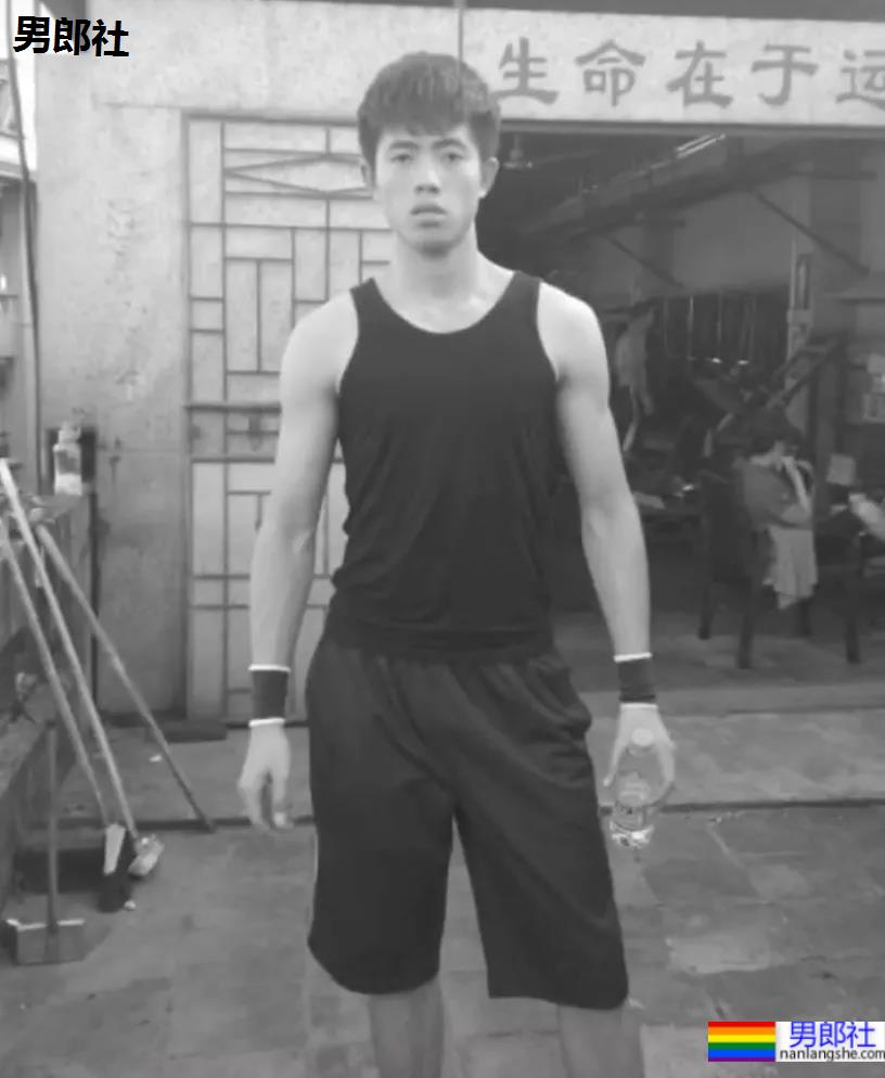 186CM厦门肌肉私教穿校裤自拍火了,大长腿腱子肉身材,看过的都馋了! - 51虹马 186CM厦门肌肉私教穿校裤自拍火了,大长腿腱子肉身材,看过的都馋了! - 51虹马